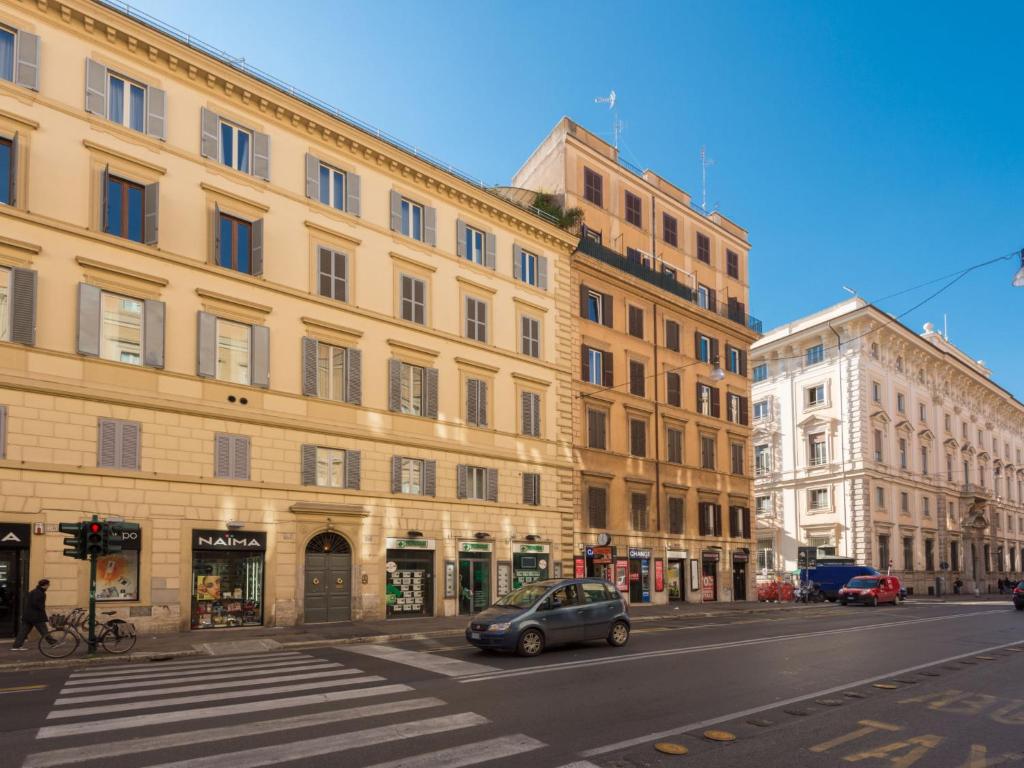 Apartment Vittorio Emanuele by Interhome في روما: سيارة متوقفة أمام مبنى كبير