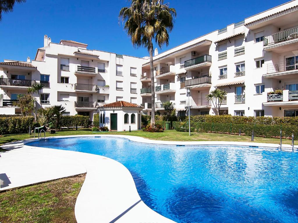 una piscina frente a un gran edificio de apartamentos en Apartment Lorcrimar by Interhome, en Marbella