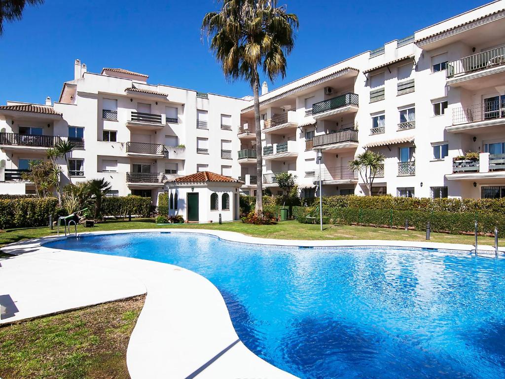 una piscina di fronte a un grande condominio di Apartment Lorcrimar by Interhome a Marbella