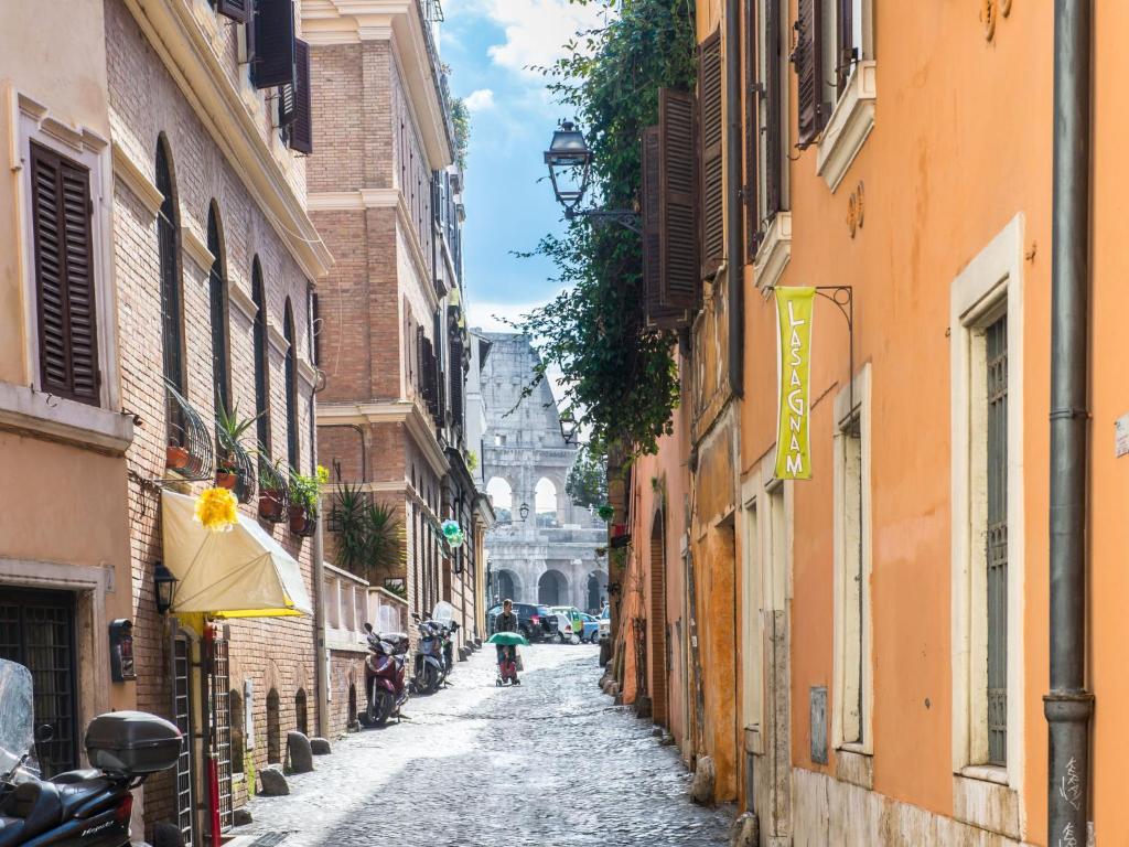 un callejón con edificios y una persona caminando por la calle en Apartment Forum Domus by Interhome, en Roma