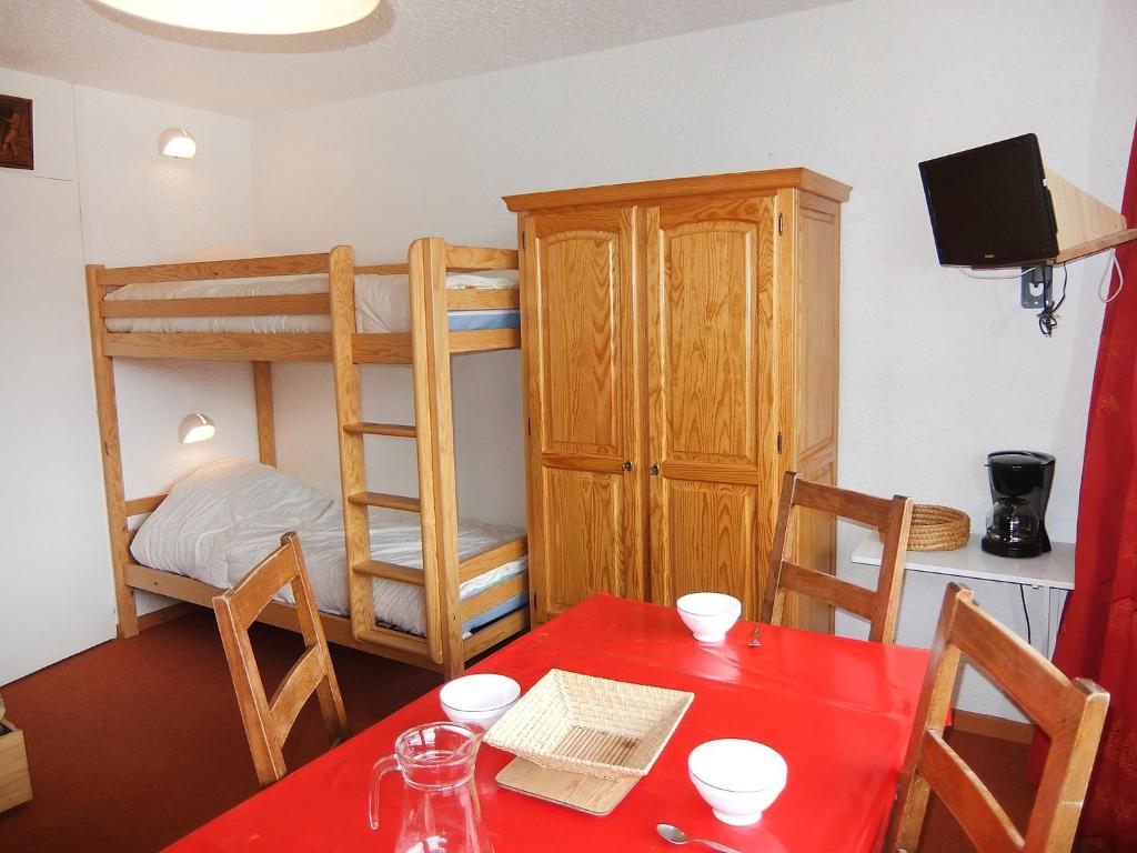 レ・メニュアールにあるApartment Aravis-3 by Interhomeのダイニングルーム(テーブル付)、二段ベッド付きの部屋