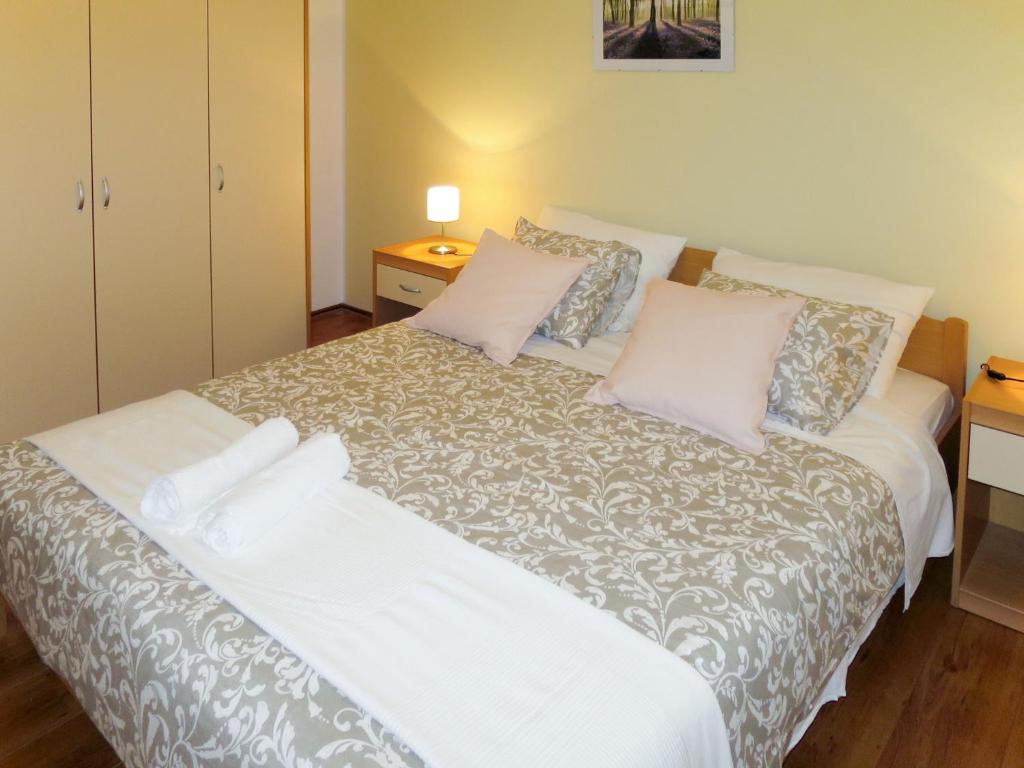 Postel nebo postele na pokoji v ubytování Apartment Toni-3 by Interhome