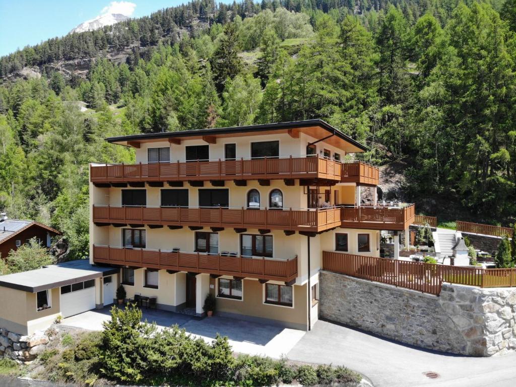 uma imagem de um edifício com uma montanha ao fundo em Apartment Leiter-2 by Interhome em Sölden