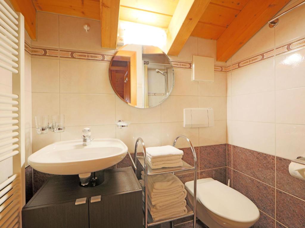 Koupelna v ubytování Apartment Les Violettes-2 by Interhome
