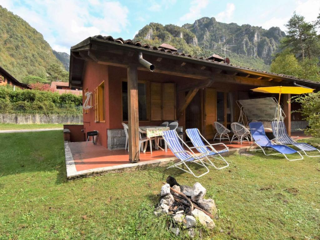 una casa con un gruppo di sedie nell'erba di Holiday Home Villa Pineta by Interhome a Crone