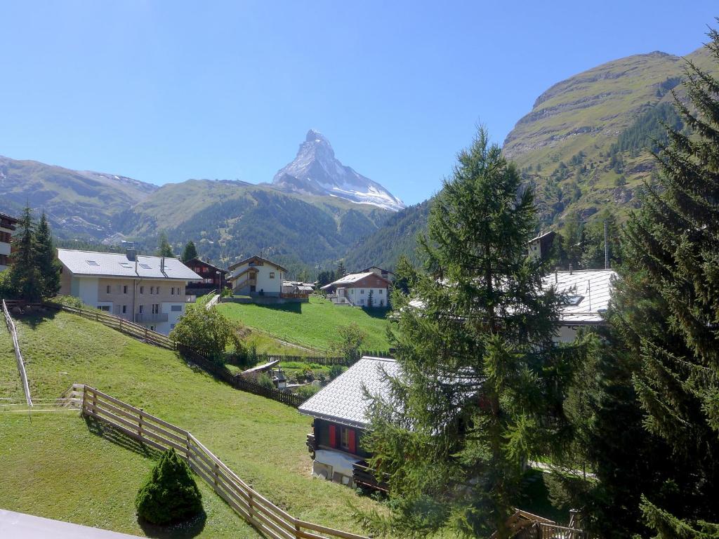 ツェルマットにあるApartment Silence-2 by Interhomeの山を背景にした小さな村