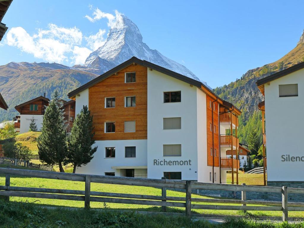 ein Gebäude mit einem Berg im Hintergrund in der Unterkunft Apartment Richemont by Interhome in Zermatt