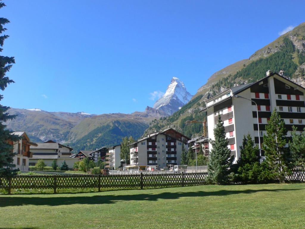 un complejo con una montaña en el fondo en Apartment Residence A-1 by Interhome, en Zermatt