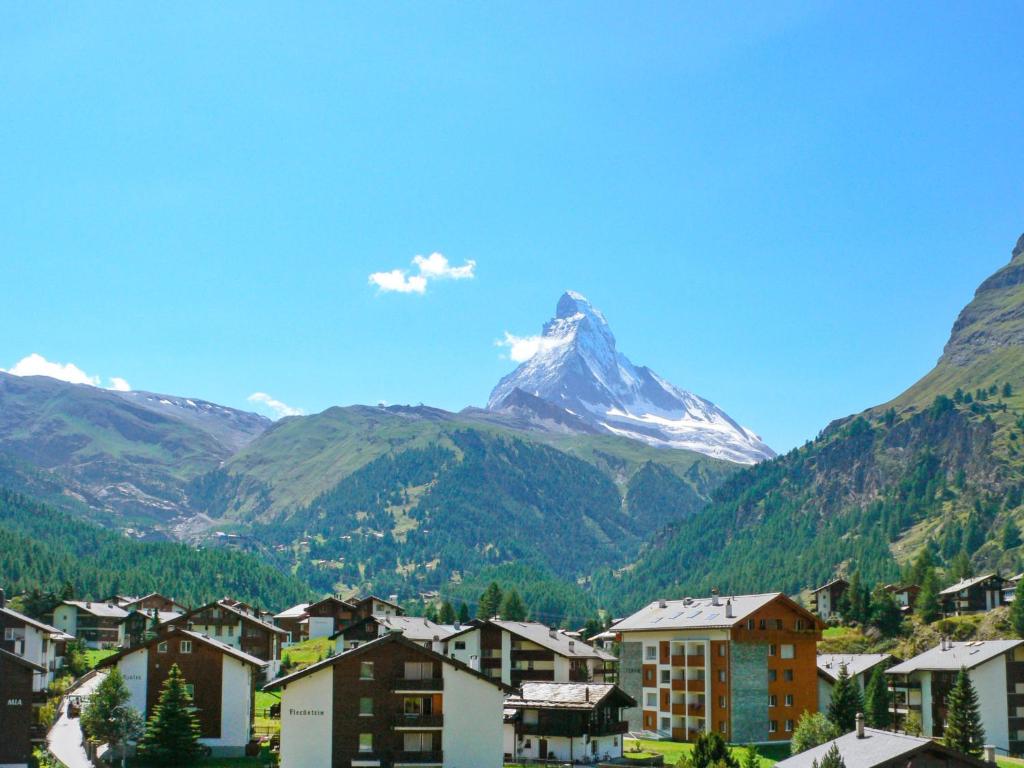 una montaña en el medio de una ciudad con una montaña en Apartment Pyrith by Interhome, en Zermatt