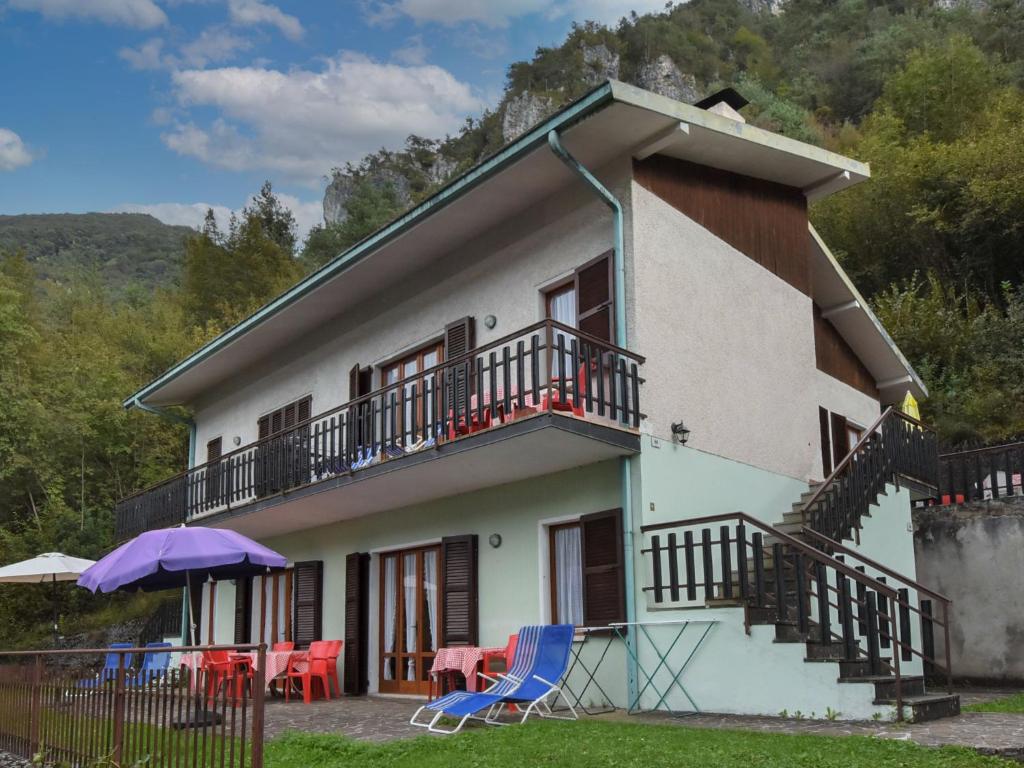 una casa con balcone e alcuni tavoli e sedie di Apartment Villa Martinelli-1 by Interhome a Crone