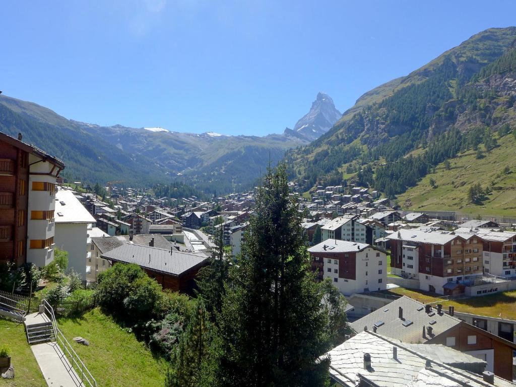 uitzicht op een stad met bergen op de achtergrond bij Apartment Aquila by Interhome in Zermatt