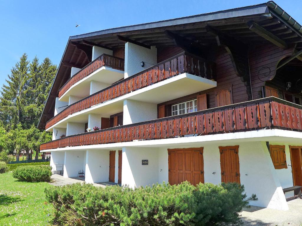 un edificio con balcones de madera encima en Apartment Le Mont Blanc 8 by Interhome, en Villars-sur-Ollon