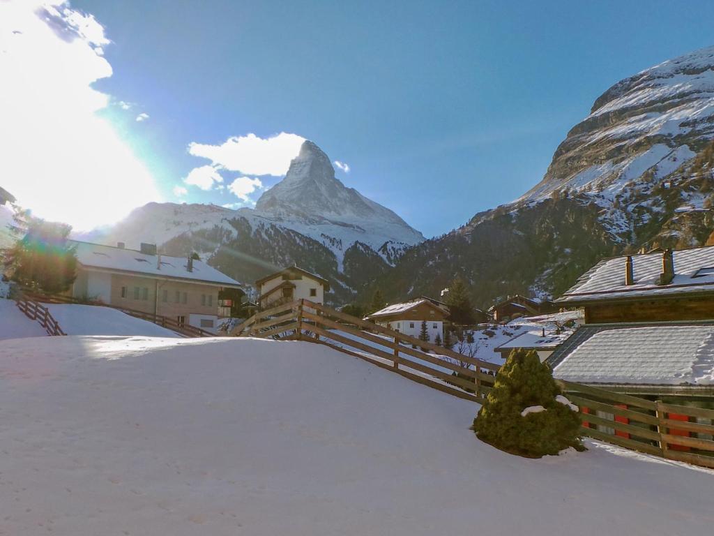 uma vista para uma montanha com neve no chão em Apartment Silence-1 by Interhome em Zermatt