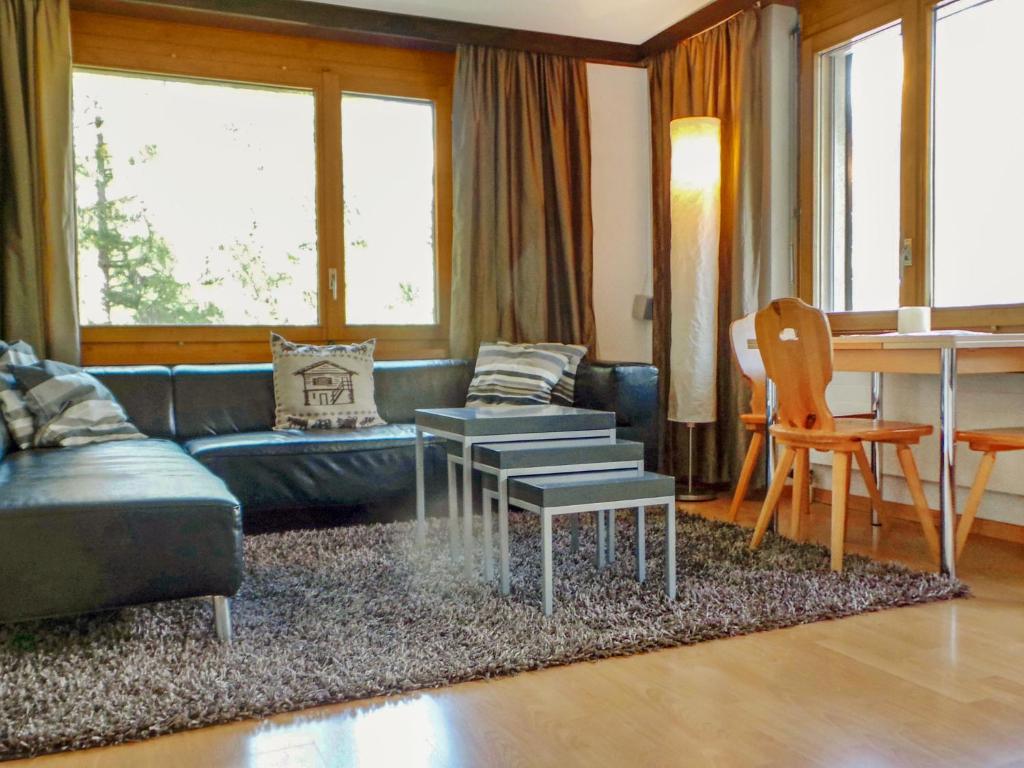 sala de estar con sofá y mesa en Apartment Memory by Interhome, en Zermatt