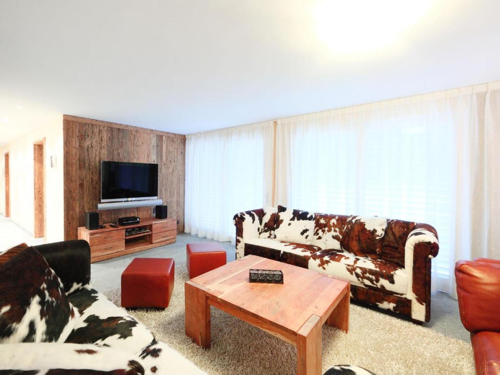 En TV eller et underholdningssystem på Apartment Rütschi-5 by Interhome