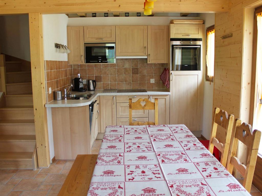 Kuchyň nebo kuchyňský kout v ubytování Chalet Elorian by Interhome