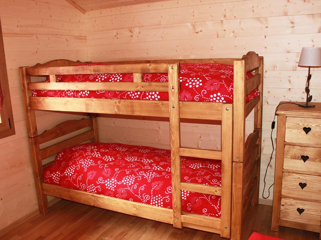 Postel nebo postele na pokoji v ubytování Chalet Elorian by Interhome