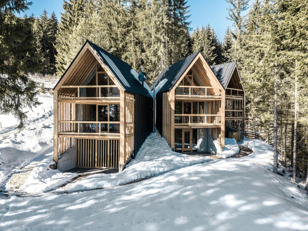 une cabane en rondins dans la neige dans l'établissement Chalet Waldchalet Obomilla by Interhome, à Maranza