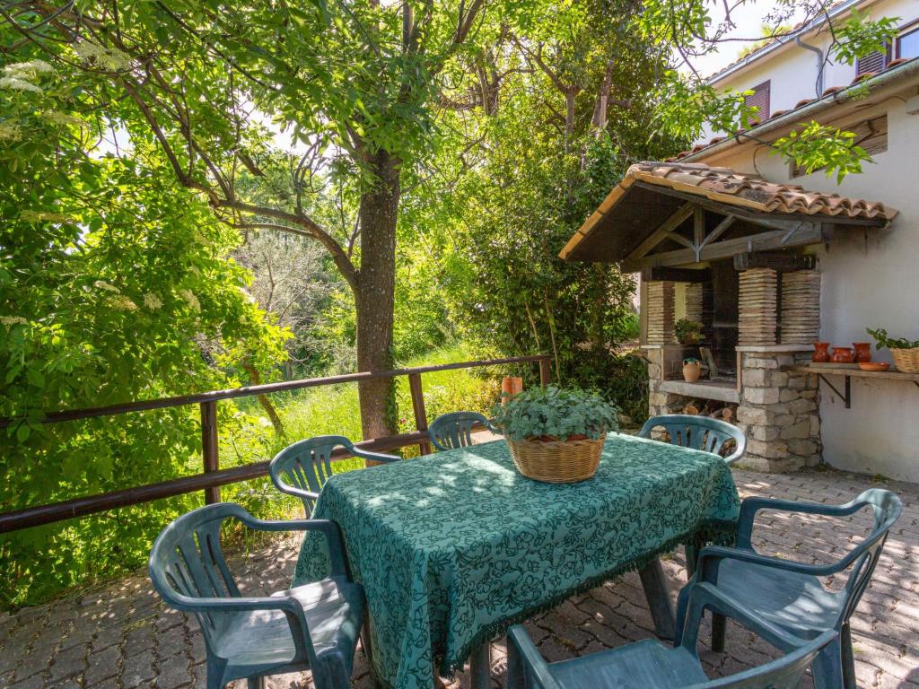 Roccascalegna的住宿－Holiday Home Casa Maja by Interhome，天井上摆放着绿色的桌椅
