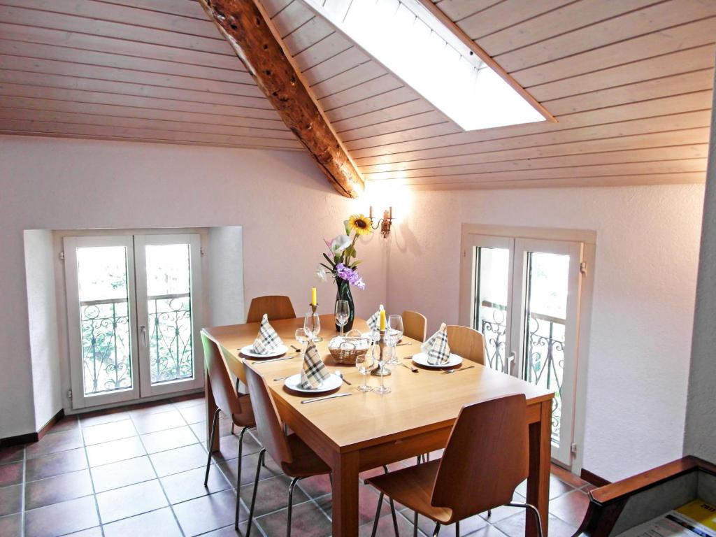 - une salle à manger avec une table et des chaises en bois dans l'établissement Apartment Appartamento Tazzino by Interhome, à Locarno