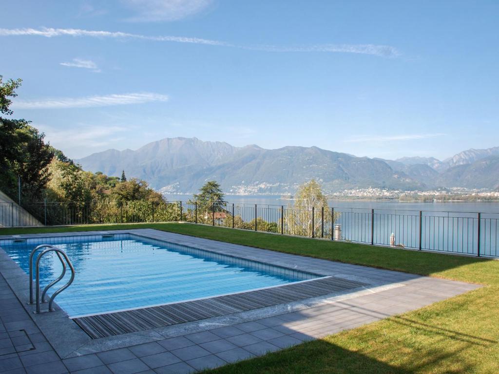 una piscina con vistas al agua en Apartment Coris by Interhome, en Vira