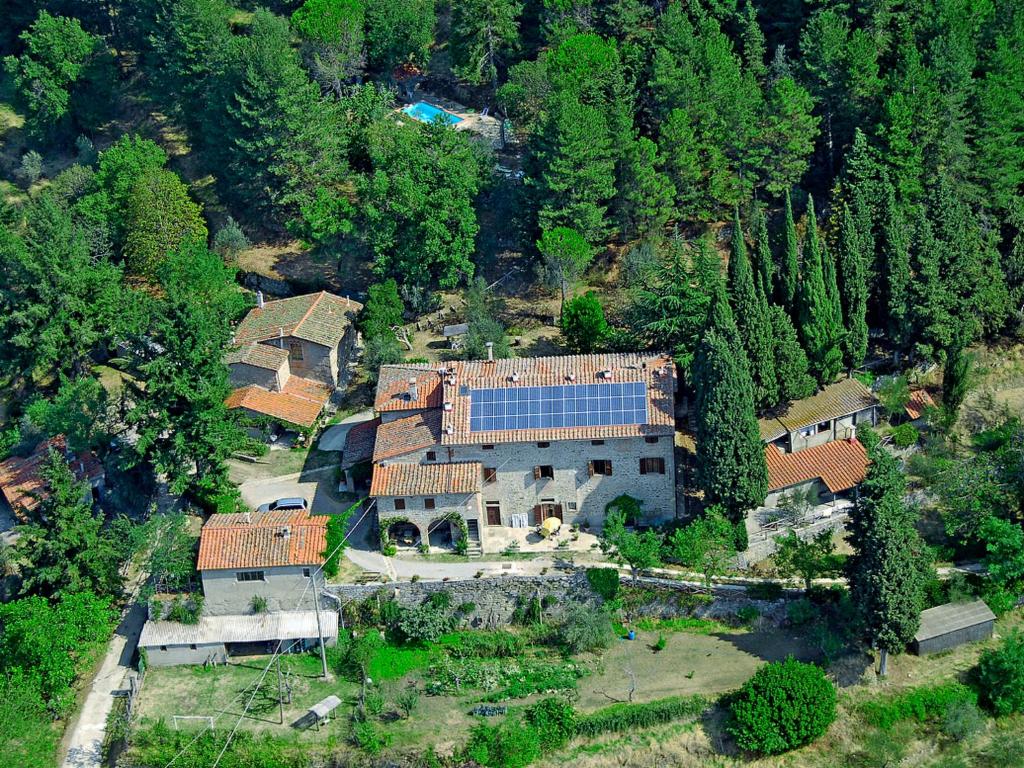 eine Luftansicht eines großen Hauses mit Bäumen in der Unterkunft Apartment Belvedere-4 by Interhome in Pulicciano
