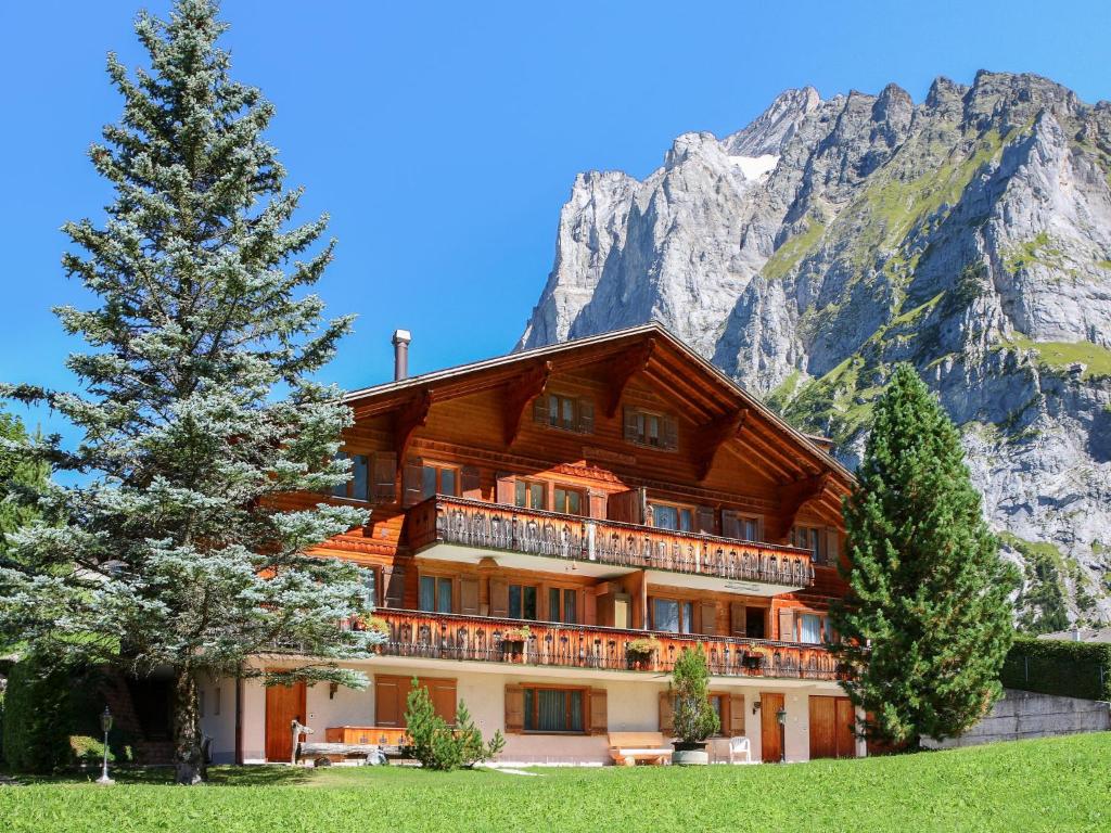 un grande edificio di fronte a una montagna di Apartment Chalet Chiebrendli by Interhome a Grindelwald