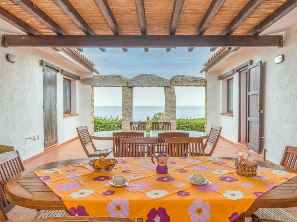 una sala da pranzo con tavolo e vista sull'oceano di Holiday Home Ville Sant'Elmo - REI241 by Interhome a Monte Nai