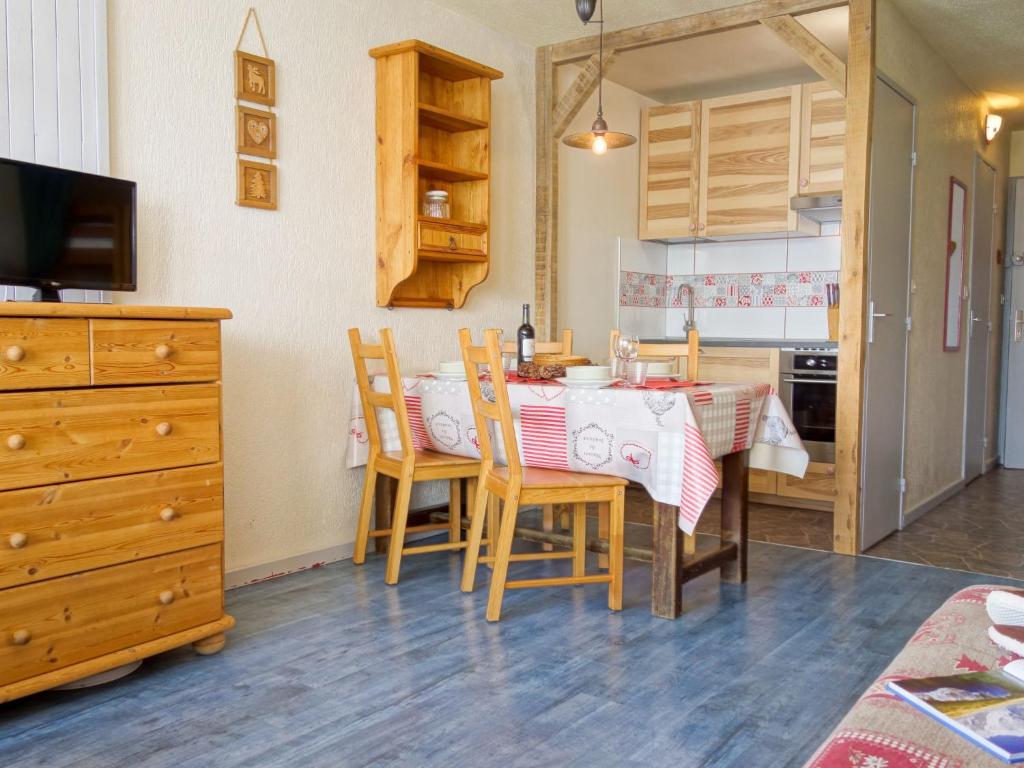 ティーニュにあるApartment Le Prariond-6 by Interhomeのキッチン、ダイニングルーム(テーブル、椅子付)