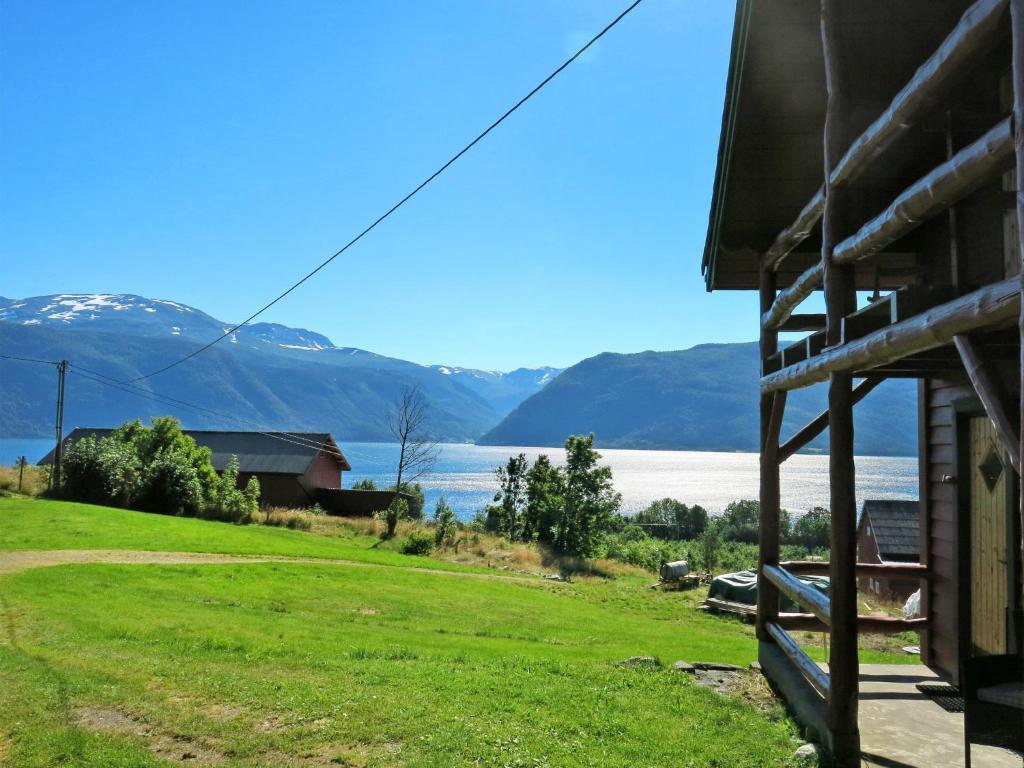 巴里斯川的住宿－Chalet Målsnes - FJS015 by Interhome，享有湖泊和山脉美景的度假屋