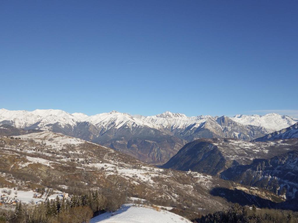 a view of a mountain range with snow covered mountains at Studio Pegase Phenix-44 by Interhome in Le Corbier