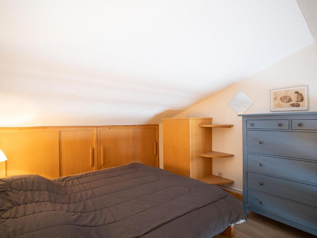 Postel nebo postele na pokoji v ubytování Apartment Asters 1208 Batiment B4 by Interhome
