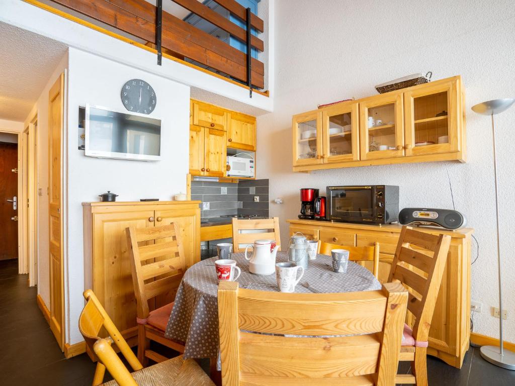 Kuchyň nebo kuchyňský kout v ubytování Apartment Asters 1208 Batiment B4 by Interhome
