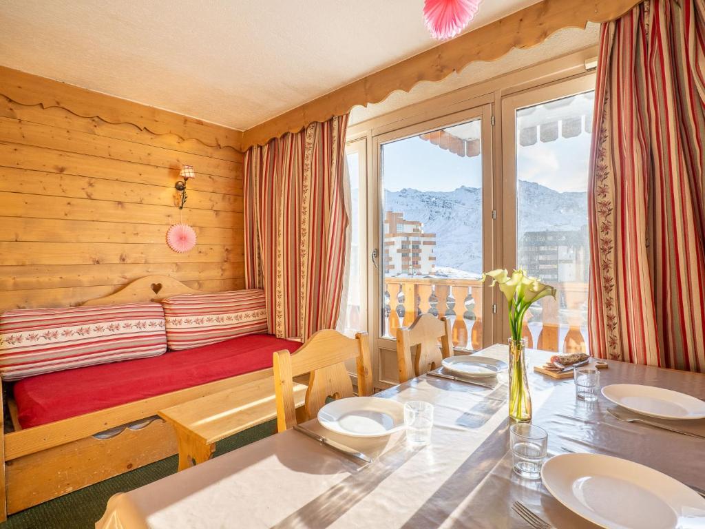 une salle à manger avec une table et un lit dans l'établissement Apartment Névés 20 by Interhome, à Val Thorens