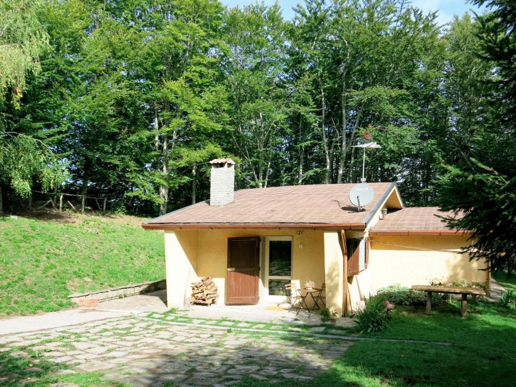 une petite maison dans une cour avec une terrasse couverte dans l'établissement Holiday Home Al Faggio - GLL120 by Interhome, à Lucques