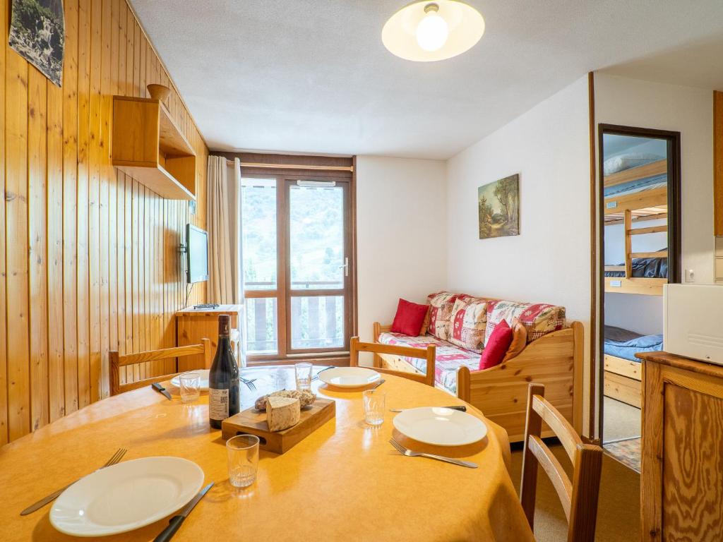 Cette chambre comprend une table à manger et un salon. dans l'établissement Apartment Astragale 412 A by Interhome, aux Menuires