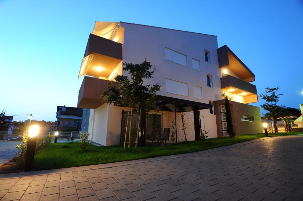 un edificio con luces en el lateral de una calle en Apartments Hills, en Zadar