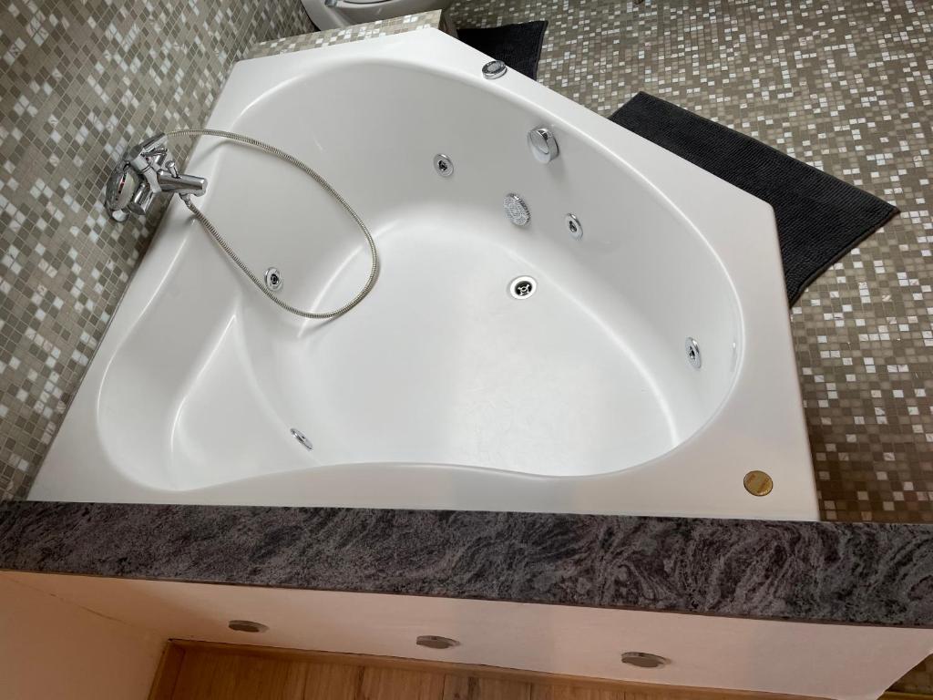 - un lavabo blanc dans la salle de bains avec un miroir sur un comptoir dans l'établissement B&B groot-bijgaarden center, à Grand-Bigard