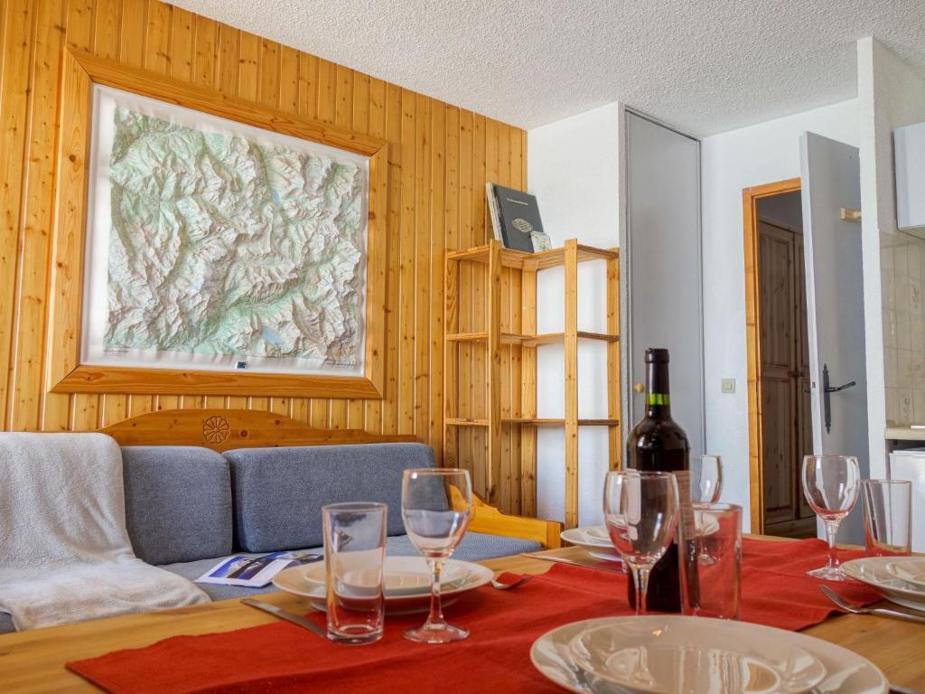 una sala da pranzo con tavolo e bicchieri da vino di Apartment La Divaria by Interhome a Tignes