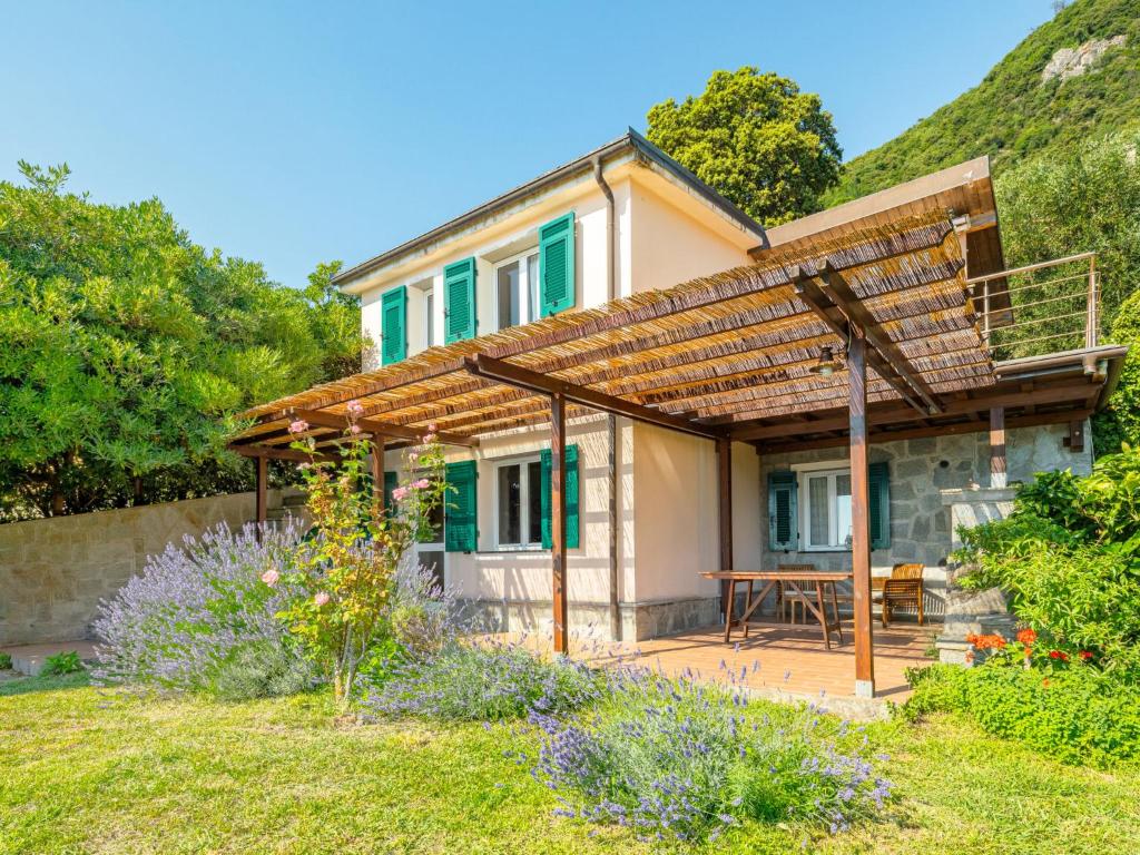 une maison avec une table de pique-nique dans un jardin dans l'établissement Holiday Home Villa Monilia by Interhome, à Moneglia