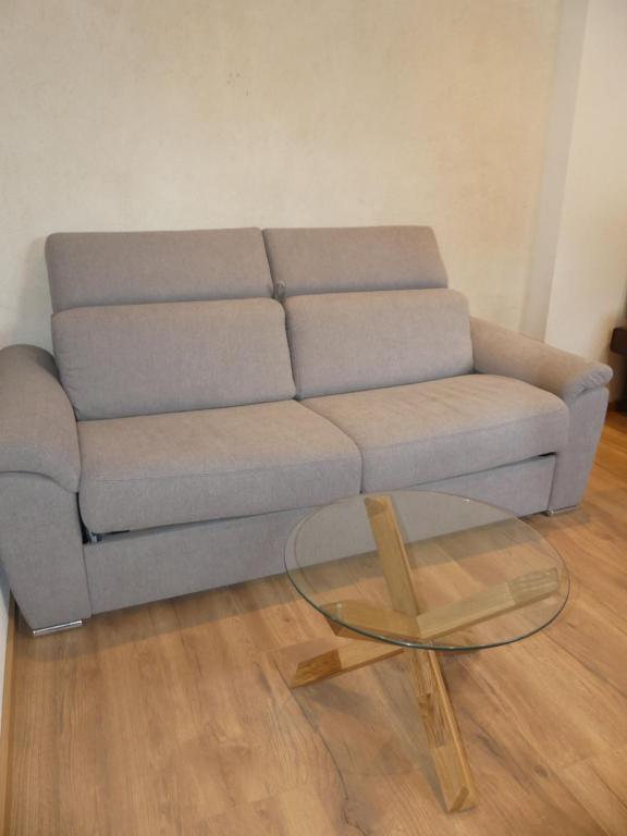 sala de estar con sofá y mesa de cristal en Apartment Stefanie by Interhome, en Taxenbach