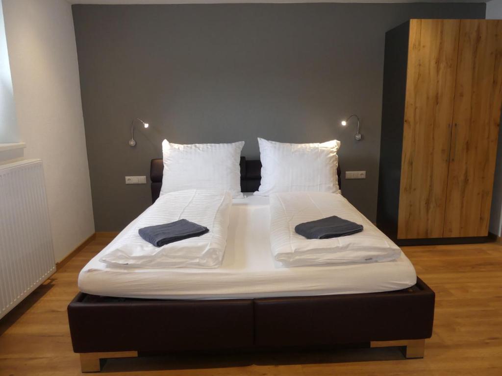 1 cama con 2 almohadas en una habitación en Apartment Stefanie by Interhome, en Taxenbach