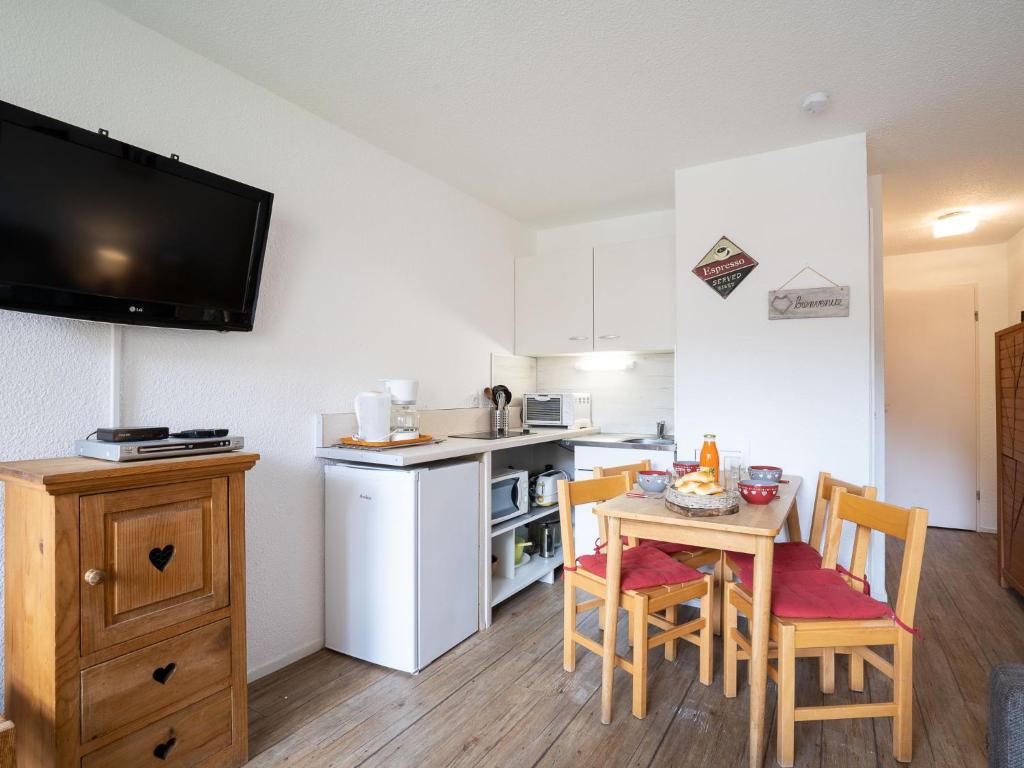 une petite cuisine avec une table et des chaises et une petite cuisine avec une petite table dans l'établissement Apartment Asters 318 Bâtiment A1 by Interhome, aux Menuires