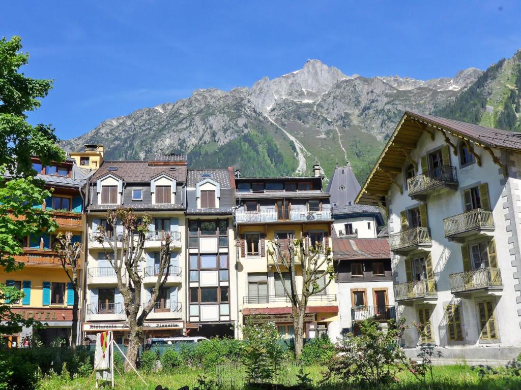 un groupe de bâtiments devant une montagne dans l'établissement Apartment l'Armancette by Interhome, à Chamonix-Mont-Blanc