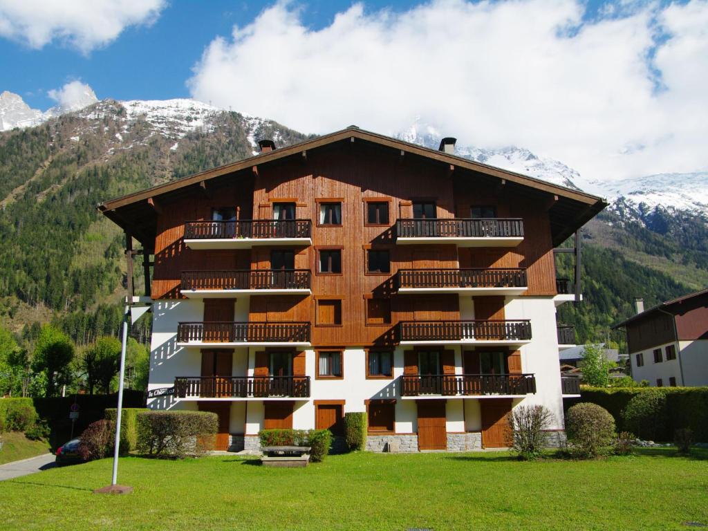 un bâtiment avec balcon et montagnes enneigées dans l'établissement Apartment Le Choucas by Interhome, à Chamonix-Mont-Blanc