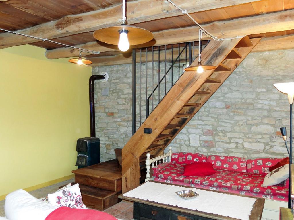 salon z czerwoną kanapą i schodami w obiekcie Holiday Home Casetta by Interhome w mieście Cortemilia