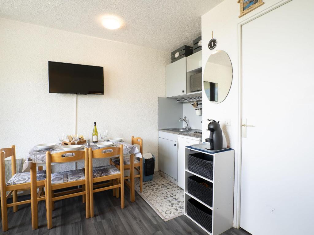 Kuchyň nebo kuchyňský kout v ubytování Studio Médian 422 by Interhome
