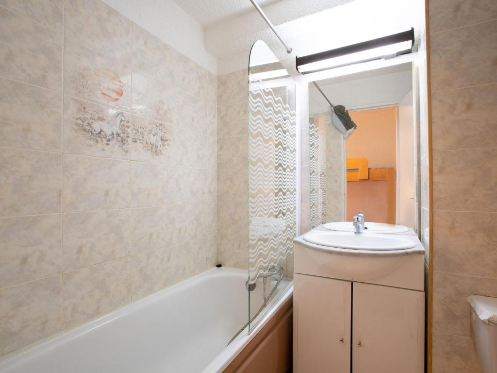 Koupelna v ubytování Studio Médian 422 by Interhome