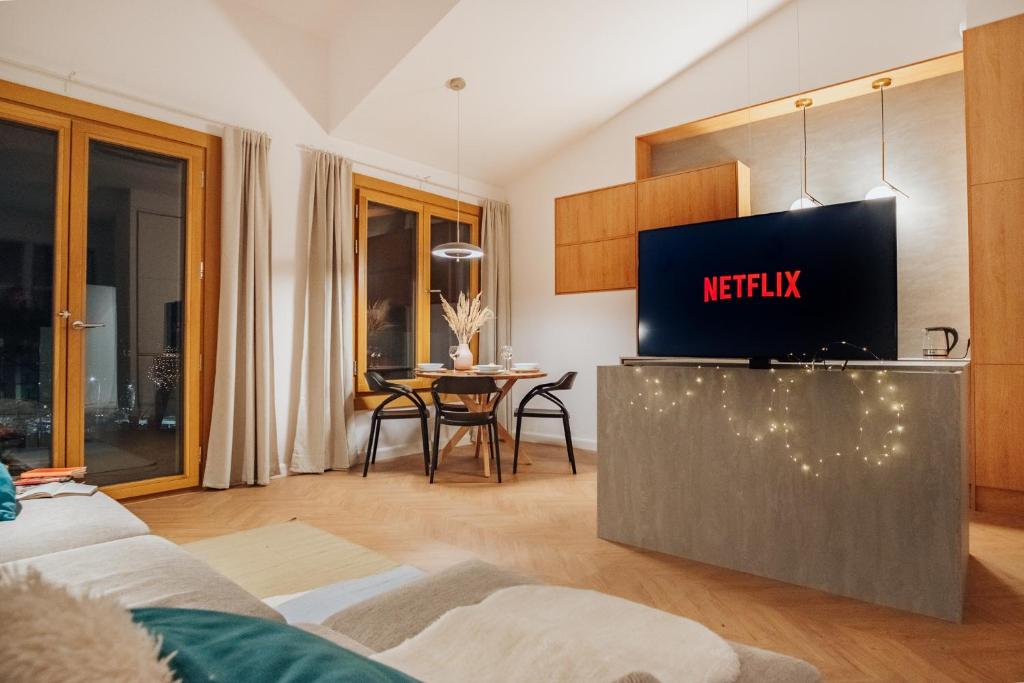 Televízia a/alebo spoločenská miestnosť v ubytovaní Kossak 5 Suites