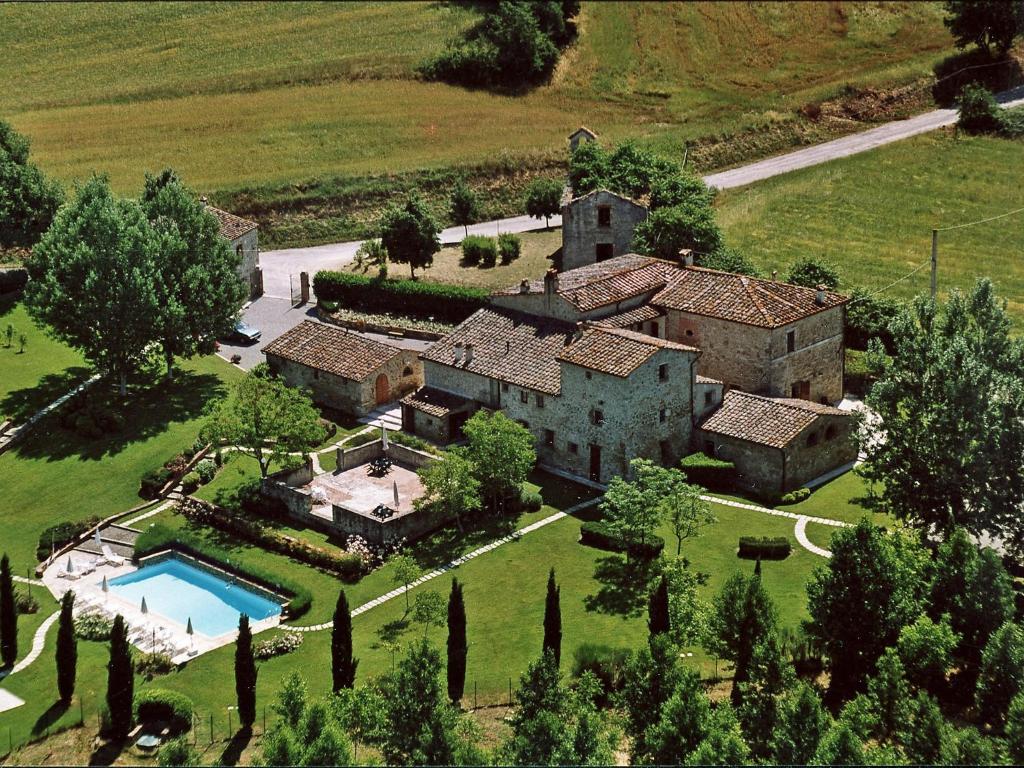 an aerial view of a mansion with a swimming pool at Apartment Aia by Interhome in Rapolano Terme